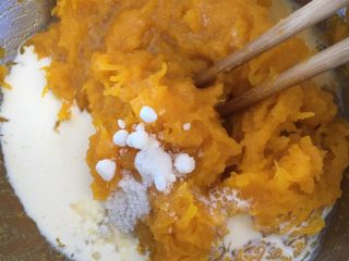 3、奶香南瓜月饼,先少量加入淡奶油和糖拌匀，看后期的面粉吸水率再适量慢慢添加