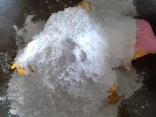 4、奶香南瓜月饼,倒入糯米粉和粘米粉