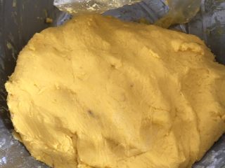 5、奶香南瓜月饼,揉成比较光滑的面团，不要太湿否则不容易刻模