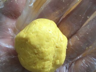 6、奶香南瓜月饼,取40克的南瓜面团