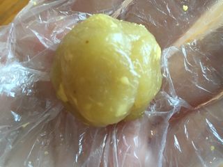 7、奶香南瓜月饼,馅料是用了15克的白莲蓉揉成团