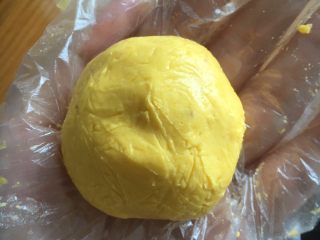 9、奶香南瓜月饼,收口搓圆