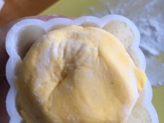 12、奶香南瓜月饼,塞进模具里