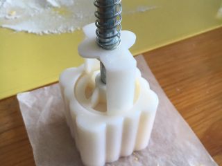 13、奶香南瓜月饼,倒扣在油纸上，便于移动