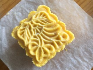 14、奶香南瓜月饼,轻轻地脱模，完成剩下的制作