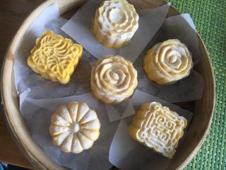 15、奶香南瓜月饼,间隔着码在蒸笼里