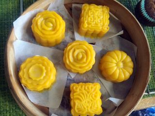17、奶香南瓜月饼,等冷却了就可以拿出来了，不会粘手的
