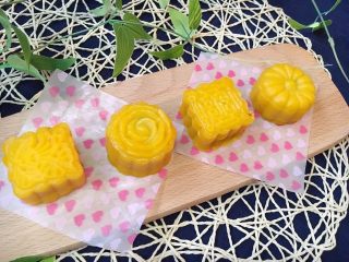 18、奶香南瓜月饼,美美的