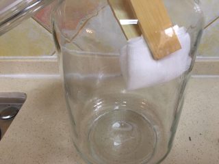 7、100%零失败 出油起沙咸鸭蛋,罐子洗干净，晾干，一定要无水无油，用医用纱布沾一点白酒 擦拭一遍罐子内部。