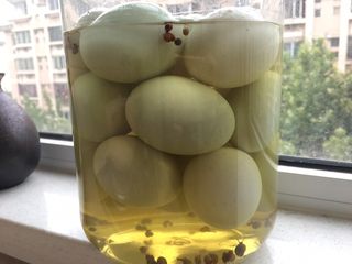 18、100%零失败 出油起沙咸鸭蛋,浮力会让鸭蛋飘起来，没关系 定时打开搅一下，让鸭蛋充分都淹到。