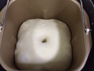 3、培根口蘑田园披萨,开启发酵程序,面团发至约两倍大。