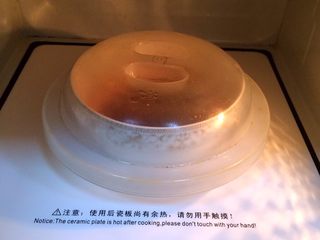 11、培根口蘑田园披萨,放入微波炉内,盖上盖子中火加入1分钟,取出拌匀,再加热1分钟即成披萨酱。