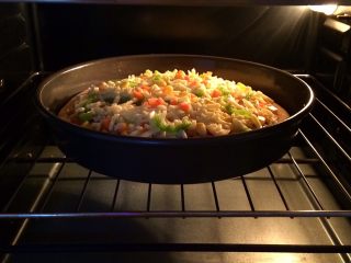 20、培根口蘑田园披萨,再次入烤箱,上下火200度约烤6分钟,待奶酪完全融化即可。