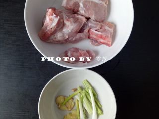 1、山药排骨汤,排骨洗净，老姜切片，葱白切断；