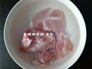 2、山药排骨汤,排骨用清水浸泡片刻；