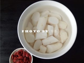 3、山药排骨汤,山药削皮，切断（若不立即食用，需浸泡清水，防止山药变色）；备好枸杞； 