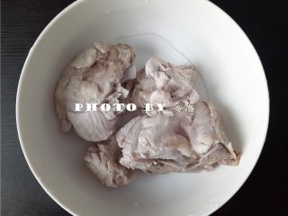 5、山药排骨汤,将排骨捞出，用流动清水冲洗干净；