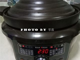 7、山药排骨汤,加盖，接通电源，启动“煲汤”程序；