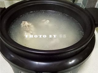 9、山药排骨汤,调入适量盐，搅拌均匀；