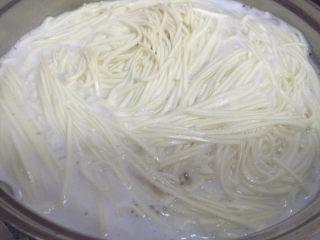 1、过水面（夏天必备）,水开锅后下面条