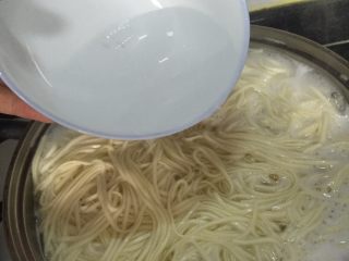 2、过水面（夏天必备）,开锅就加点冷水防止铺锅（3-5次左右）具体根据自己喜欢吃的软硬程度决定