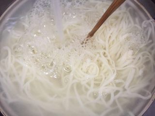 3、过水面（夏天必备）,煮好面条后整锅端起用凉水冲至面条和水都变冷