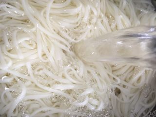 4、过水面（夏天必备）,最后加入纯净水淹没面条即可（放置到吃的时候）