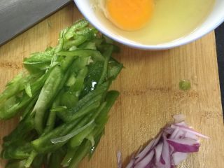 6、过水面（夏天必备）,青椒和洋葱切丝鸡蛋打散备用