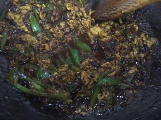 7、过水面（夏天必备）,油热后入鸡蛋炒均匀加青椒和洋葱翻炒均匀加黄豆酱加一点水翻炒均匀即可