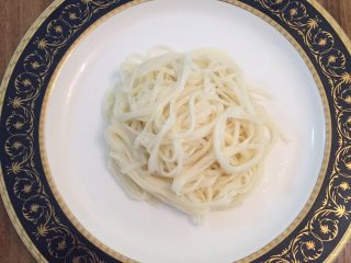 11、过水面（夏天必备）,用盘子装更方便搅拌