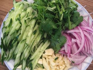 9、过水面（夏天必备）,黄瓜、洋葱、香菜、蒜切好备用