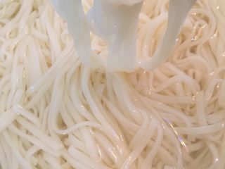 10、过水面（夏天必备）,吃多少捞多少面条起来