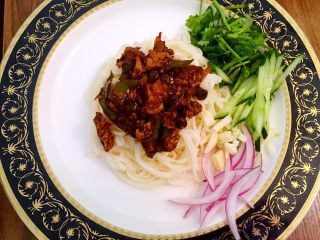 12、过水面（夏天必备）,如图配上酱料和蔬菜即可