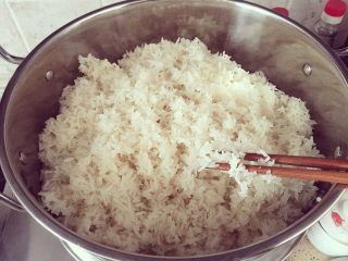 3、米酒????????酒糟,尝完后还是要继续蒸滴。把米全部敲松（如图）转至中火煮15分钟。时间久一点也没有关系，做米酒最重要就是要熟，要不然做出来会影响口感，一个字生～