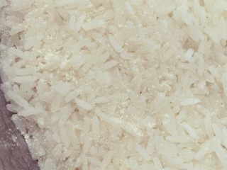 8、米酒????????酒糟,均匀撒上均匀撒上！你忘记边啦????这样就完成啦