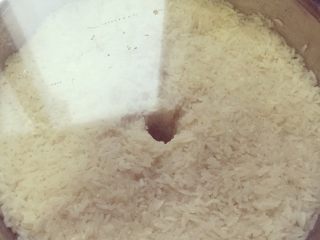 9、米酒????????酒糟,来人????上膜，盖上保鲜膜。你们是不是已经发现上面反光了????