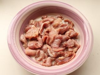 1、水煮肉片,这次买的是小里脊条，特别嫩，切薄片后加入湿淀粉，少许鸡粉，一点植物油，拌匀，腌制20分钟。
