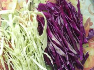 1、法棍全餐,包菜 紫甘蓝洗净沥干!切成细丝越细越好!备用,不要混在一起!切记!!!其余蔬菜也洗干净备用
