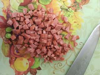 2、法棍全餐,香肠切小粒,鸡蛋打散后混合香肠粒!打蛋不需要很久用筷子划拉就行这样待会炒出来比较滑嫩。