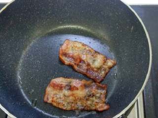 3、法棍全餐,培根煎完备用!不需要放油它自身的油脂会被加热出来待会这些油可以用来做滑蛋的!