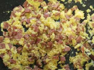 5、法棍全餐,差不多这样就能关火了,撒上现磨黑胡椒粉出锅备用。