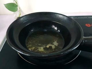 4、圆土豆+香煎土豆,煲里水到掉，洗净擦干水分，放油，多放点