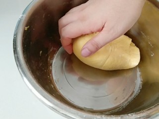 1、破茧成蝶花式馒头,揉成光滑面团。