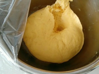 2、破茧成蝶花式馒头,发酵至，撕开面团，有明显网状组织。