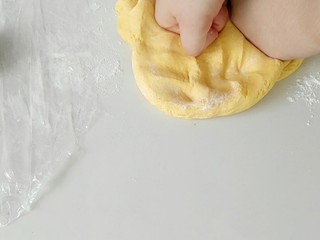 3、破茧成蝶花式馒头,充分揉捏排气，使劲揉。