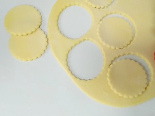 4、破茧成蝶花式馒头,用圆形模具压出圆。没有的，可以用米饭碗啊！