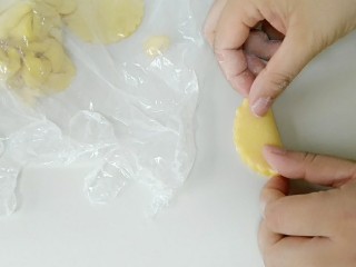 5、破茧成蝶花式馒头,对折。