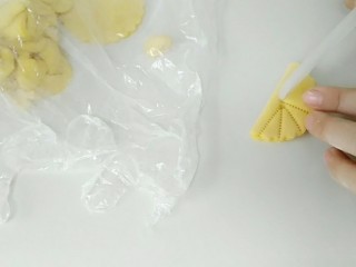 6、破茧成蝶花式馒头,新梳子，压出印痕。