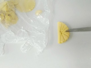 7、破茧成蝶花式馒头,用刀，在尾处，切开一小段。