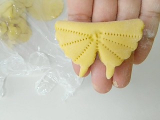 8、破茧成蝶花式馒头,捏出如图的样子。